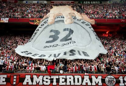 Los aficionados del Ajax despliegan una pancarta oara festejar las 32 ligas del equipo de Amsterdam.