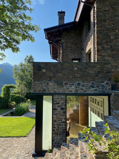 Exterior de la Casa-Galería Alta en los pirineos andorranos.