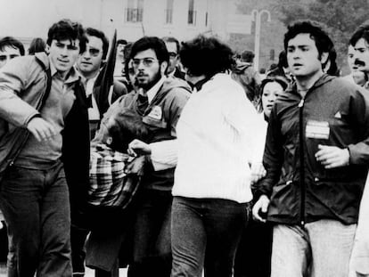 Un grupo de manifestantes traslada a uno de los heridos durante las cargas policiales contra la marcha de protesta en favor de la autonom&iacute;a el 4 de diciembre de 1977 en M&aacute;laga.