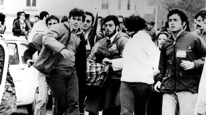 Un grupo de manifestantes traslada a uno de los heridos durante las cargas policiales contra la marcha de protesta en favor de la autonom&iacute;a el 4 de diciembre de 1977 en M&aacute;laga.