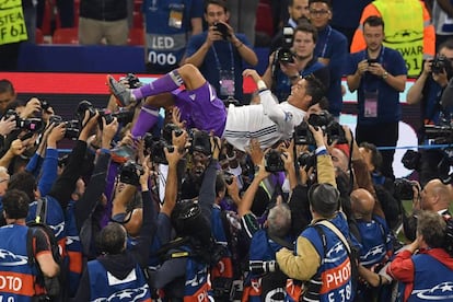 Cristiano Ronaldo es levantado a hombros tras ganar la Champions.