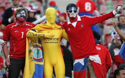 Aficionados de Chile y Ecuador se preparaban horas antes del partido para ver a sus equipos en el juego inaugural de la Copa América. Al final celebraron los chilenos.