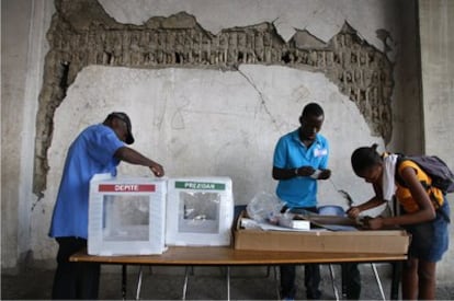 Preparación de urnas electorales en la capital del país para las elecciones de hoy