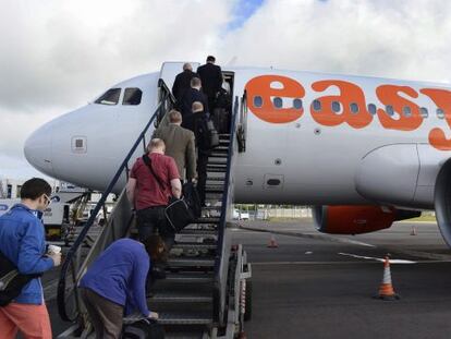 Pasajeros embarcan en un avión de la aerolínea de bajo coste Easyjet en el aeropuerto de Belfast (Irlanda del Norte), en el Reino Unido.