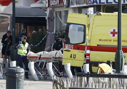 La Policía busca al menos a un sospechoso que se ha dado a la fuga durante un tiroteo con las fuerzas de seguridad que llevaban a cabo una redada antiterrorista en un barrio de Bruselas, ha informado la Fiscalía federal belga. En la imagen, servicios de emergencia retiran a una víctima.