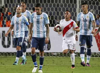 Cueva se lleva el balón luego de convertir el penal.
