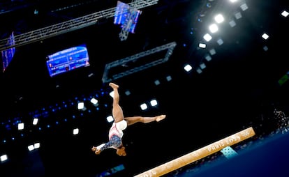 La gimnasta Simone Biles, durante un ejercicio de barra de equilibrio en los Juegos de París.