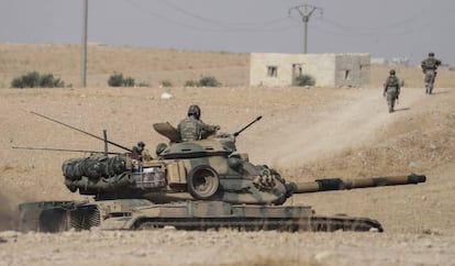 Turkish troops and tanks close to the Syrian city of Manbij this Tuesday.