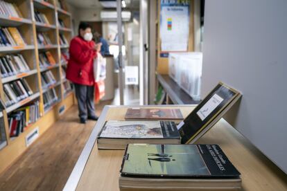 El vehículo incluye unos 3.500 títulos entre libros, películas o revistas para cualquier público. Los usuarios miran con curiosidad el nuevo servicio que se les ofrece junto a los libros que aguardan con cada visita mensual. Estas semanas los destacados son los de la fallecida Almudena Grandes y los poemarios que le dedicó su marido, Luis García Montero.