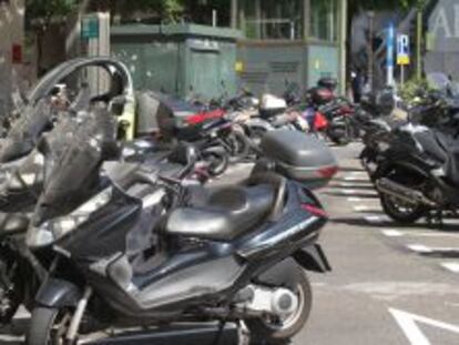 Motos aparcadas en una calle de Madrid