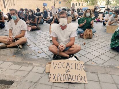 Protesta de los MIR ante la consejería de Sanidad en Valencia.