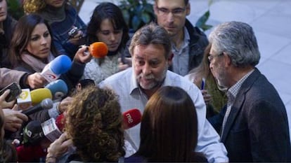 Fernández Sevilla, tras presentar su dimisión en la sede regional de UGT, en noviembre de 2013.