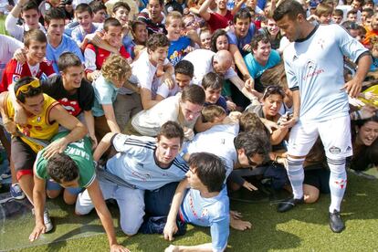 Rafinha, ante una avalancha de aficionados en su presentación con el Celta. Procedente del Barça B, el dinámico centrocampista de 20 años, hermano de Thiago, llega cedido al club gallego.