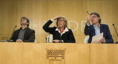 La alcaldesa de Madrid con el delegado de Economía y la concejal de Equidad. 