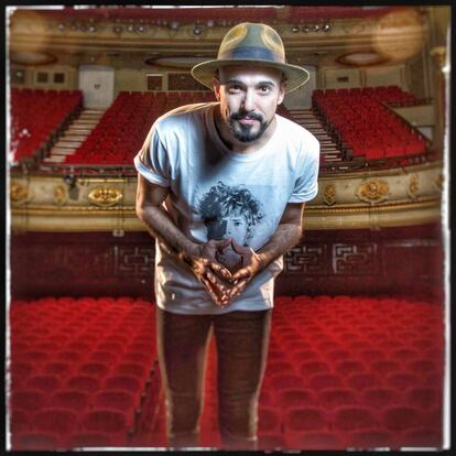 El músico Abel Pintos en el Teatro Nuevo Apolo.