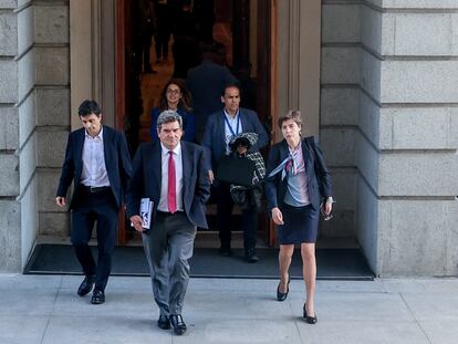 El ministro de Inclusión, Seguridad Social y Migraciones, José Luis Escrivá (c), sale de la comparecencia en la Comisión del Pacto de Toledo en el Congreso de los Diputados, el pasado 15 de marzo.