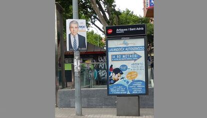 Aquesta vegada no han posat cartells al centre de Barcelona, però sí als barris. Aquí als partits encara els queda tot un món per guanyar. Bé, i també un món per netejar.