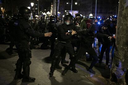 Los Mossos detienen a un participante en las protestas en Barcelona por la detención de Pablo Hasel.