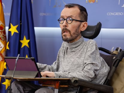 El portavoz de Podemos, Pablo Echenique, durante la rueda de prensa con motivo de la reunión de la Junta de Portavoces este martes en el Congreso.