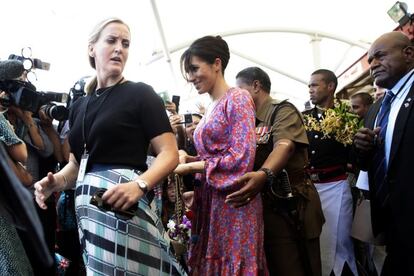 El 24 de octubre, durante una visita a un mercado de Suva, en Fiji, los duques tuvieron que ser desalojados debido a la gran cantidad de gente que les esperaba. Entonces llamó la atención la figura de la guardaespaldas de Meghan, una mujer hasta el momento desconocida y que había pasado desapercibida.