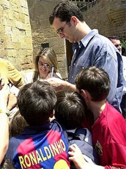 La llegada a Olite de los príncipes de Asturias apenas ha sido anunciada con media hora de antelación, pero a los niños de la localidad les ha dado tiempo a salir de la escuela y acercarse hasta el heredero de la corona, que ha firmado autógrafos junto a Letizia Ortiz. Don Felipe volverá a Navarra en menos de un mes para entregar el Premio Príncipe de Viana de la Cultura.