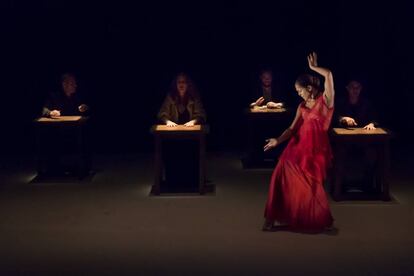 Patricia Guerrero durante la representación de su obra 'Distopía' en el Teatro Central de Sevilla.