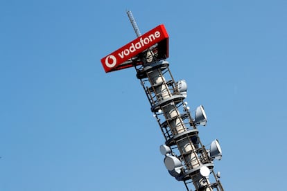 Una torre de antenas de telefonía móvil de Vodafone.