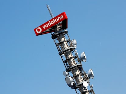 Una torre de antenas de telefonía móvil de Vodafone.