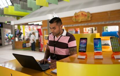 Amed Soleto, jugador de Alma de África, en el puesto de telefonía de un centro comercial de Jerez de la Frontera donde trabaja. Es el primer empleo con contrato de su vida. Tiene 25 años.