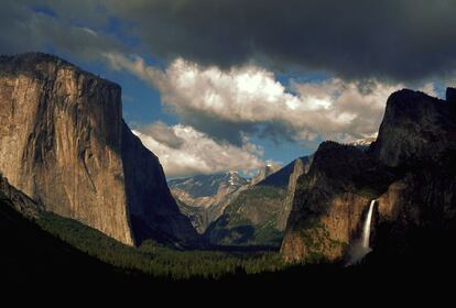 Panorámica del valle de Yosemite, en California (EE UU), con la cascada Bridalveil a la derecha, el perfil de El Capitán a la izquierda y, al fondo, el Half Dome. Declarado parque nacional en 1890, Yosemite cubre un área de más de 3.000 kilómetros cuadrados en las laderas orientales de la Sierra Nevada de California. Cada año, este icono americano es visitado por más de tres millones de personas (aunque la mayoría se queda en el valle de Yosemite, que representa tan sólo el 1% del área total). Las mejores vistas del parque se obtienen en el Inspiration Point Trail, una ruta panorámica de cuatro kilómetros.