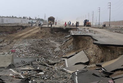 Una carretera destruida tras las inundaciones en la ciudad de Trujillo (Perú), el 20 de marzo de 2017.