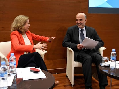 El comisario europeo de Asuntos Económicos y Financieros, Pierre Moscovici, y la ministra de Economía y Empresa, Nadia Calviño