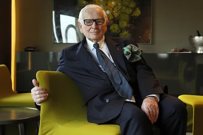 Pierre Cardin, fotografiado en el hotel Omm de Barcelona, en 2012. Su afán de ir siempre más lejos le hizo lamentar, en los últimos tiempos de su vida, no haber podido hacer realidad otro de sus sueños: viajar a la Luna. Pero en la Tierra, sus logros no fueron menores, como subrayó este martes su familia.