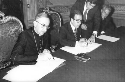 Il ministro degli Affari Esteri, Marcelino Oreja (seduto, con cravatta), e il cardinale Jean Villot, segretario di Stato del Vaticano (a sinistra), durante la firma dei quattro accordi tematici tra lo Stato spagnolo e la Santa Sede nel gennaio 1979.