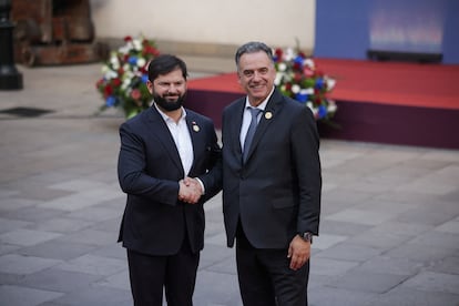 Gabriel Boric da la bienvenida al presidente de Uruguay, Yamandu Orsi, en Santiago, este lunes.