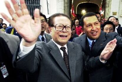 Jiang Zemin, junto al presidente venezolano, Hugo Chávez.