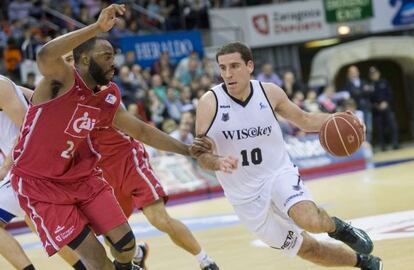 Joaquim Colom, del Bilbao Basket, entra a canasta ante Marcus Landry.