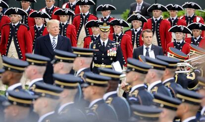 El presidente francés, Emmanuel Macron, y Donald Trump, miran la revisión militar durante la recepción estatal en la Casa Blanca, el 24 de abril de 2018.