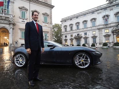 El presidente de Stellantis y Ferrari, John Elkann, delante del palacio Quirinal de Roma.