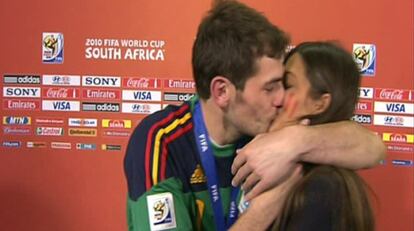 El beso de Iker Casillas y Sara Carbonero después de que la selección española de fútbol se proclamara vencedora del Mundial de Sudáfrica 2010.