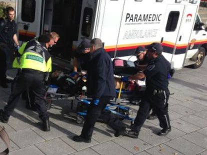 Policies i sanitaris traslladen el ferit en el tiroteig al centre d&#039;Ottawa.  
