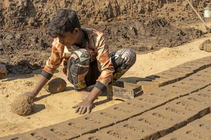 Dalpesh Devada emigró del distrito de Banswara en Rajasthan con su padre y su madre para trabajar en el horno de ladrillos. En India, la ley sobre trabajo infantil incluye castigos si se emplea a niños menores de edad, sin embargo, no desautoriza por completo su empleo. Los datos de un censo de 2011 muestran que la población infantil total en la India en el grupo de edad de cinco a 14 años es de 259,6 millones, y que están trabajando 10,1 millones o el 3,9% de la población infantil total.