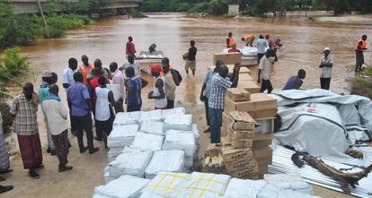 Partilha de ajuda humanitária por Cruz Vermelha junto ao rio Tana, em Idsowe, Quênia, o 3 de maio.