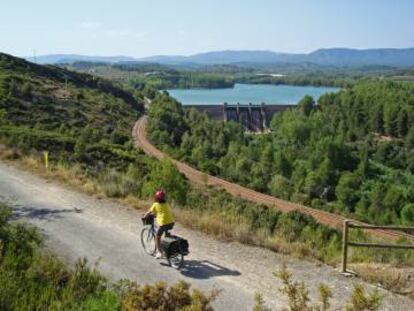 Una ciclista en la Vía Verde de Ojos Negros, la más larga de España.