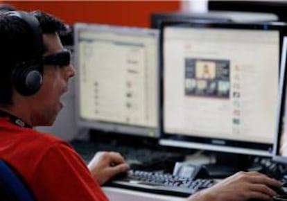 Un joven bosteza ante la pantalla de su ordenador durante una Campus Party en Valencia. EFE/Archivo