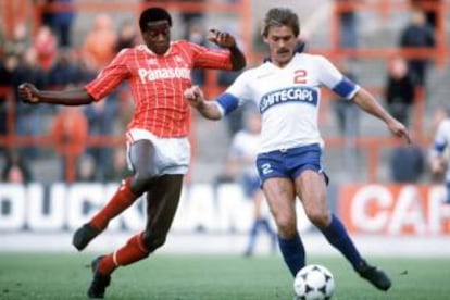 El Nottingham Forest de Brian Clough, ganador de dos Copas de Europa, convirtió a Justin Fashanu (izquierda), en 1981, en el primer futbolista negro por el que se pagó un millón de libras.