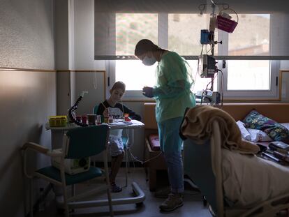 En la imagen, Carolina, encargada del taller de Arte Expresivo, pinta con Iván, de 13 años, paciente en el Hospital Sant Joan de Déu, de Barcelona.