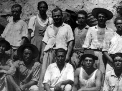 Presos de un campo de concentración del franquismo en Sevilla.