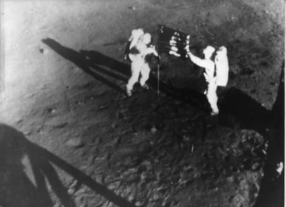 Los astronautas Neil Armstrong (izquierda) y Edwin Aldrin colocan la bandera de Estados Unidos en el Mar de la Tranquilidad, lugar del alunizaje, el 20 de julio de 1969.