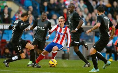 El rojiblanco Antoine Griezman en un lance contra el Levante.